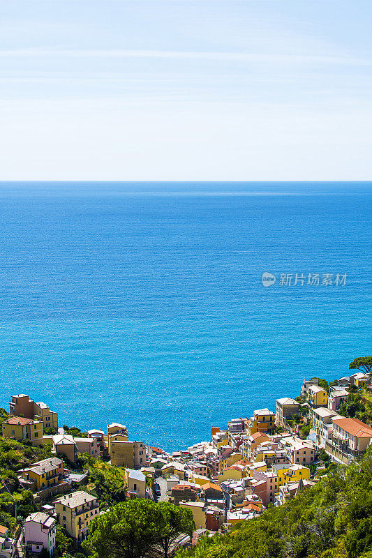 意大利Cinque Terre Riomaggiore村的航拍图
